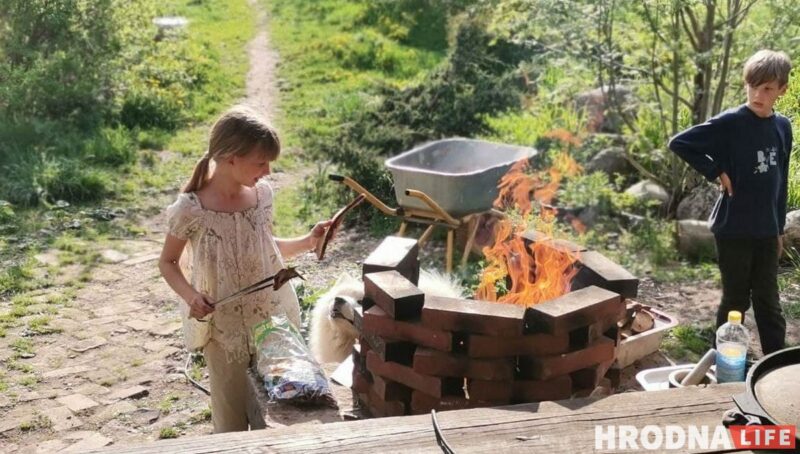 "Раз-облачение - это когда с облаков спускаешься на землю". Многодетная мама из Гродно рассказала о творчестве, трудностях и счастье большой семьи