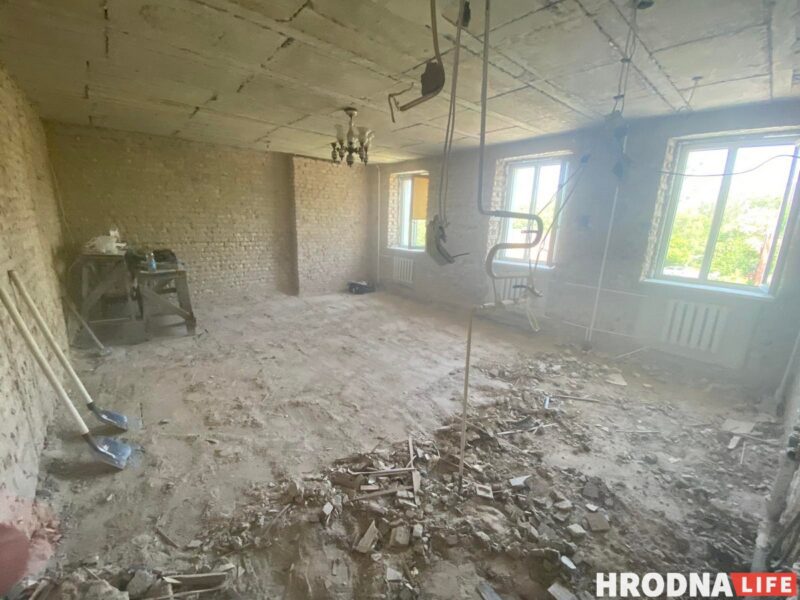 Японские сюжеты и жёлтый кирпич. Дизайнерка — о жизни нескольких поколений в одной квартире