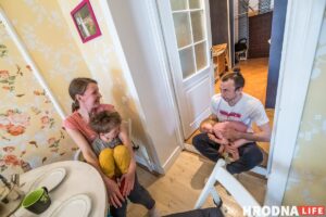 Мой дом у Гродне. Таццяна Касатая, Дзмітрый Герасюк і іх дзеці Сымон і Ігнат у кватэры на Падольнай, 8а