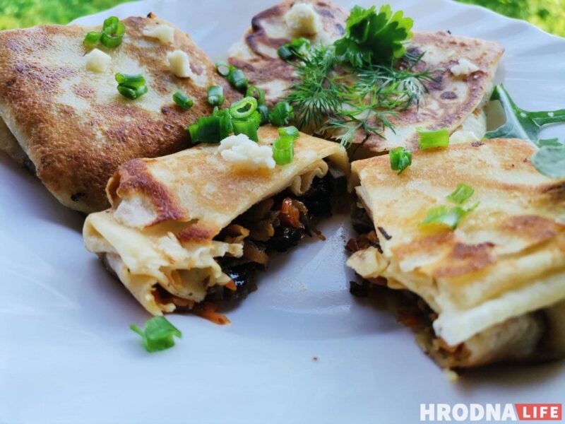 Гатуй хутка, еш павольна. Блінцы з начынкай для нядзельнага сняданку
