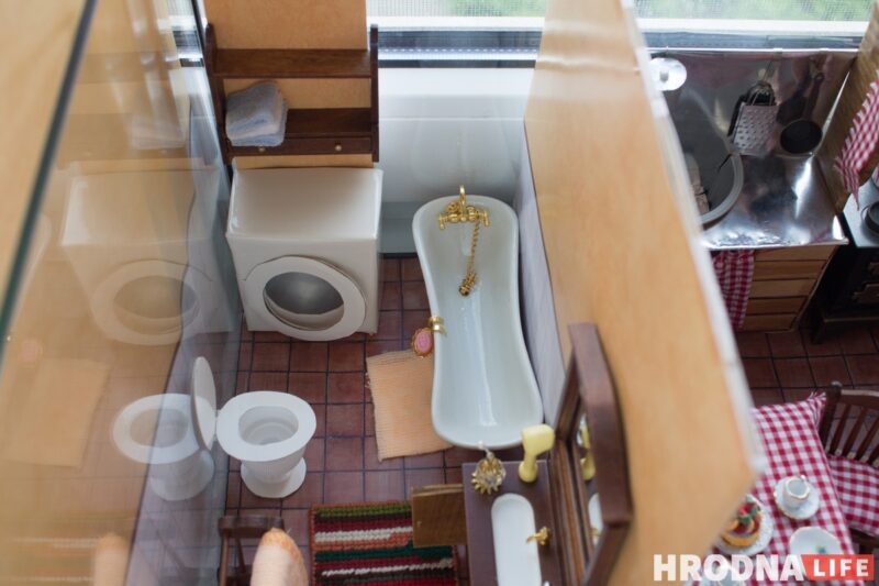 Шкаф из спичечного коробка, а рояль из Китая. Гродненка делает кукольные домики, которые не отличить от настоящих