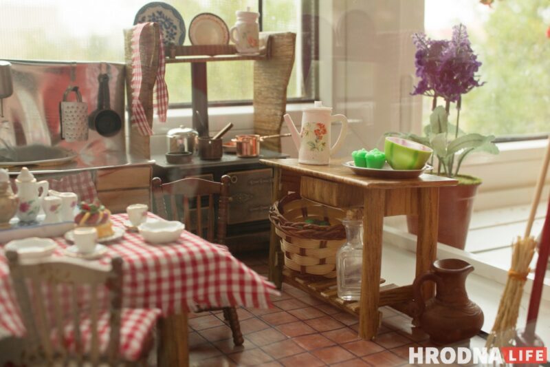 Шкаф из спичечного коробка, а рояль из Китая. Гродненка делает кукольные домики, которые не отличить от настоящих