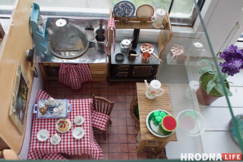 Шкаф из спичечного коробка, а рояль из Китая. Гродненка делает кукольные домики, которые не отличить от настоящих