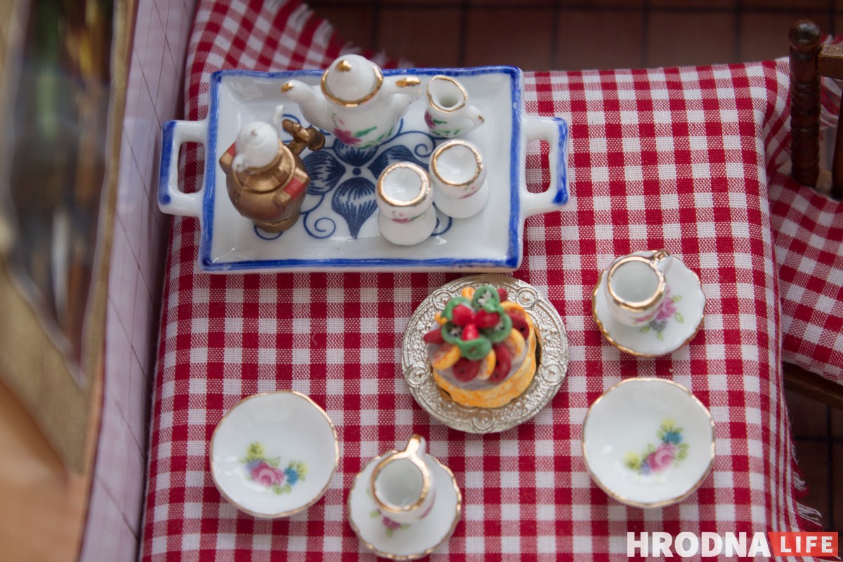 Шкаф из спичечного коробка, а рояль из Китая. Гродненка делает кукольные домики, которые не отличить от настоящих