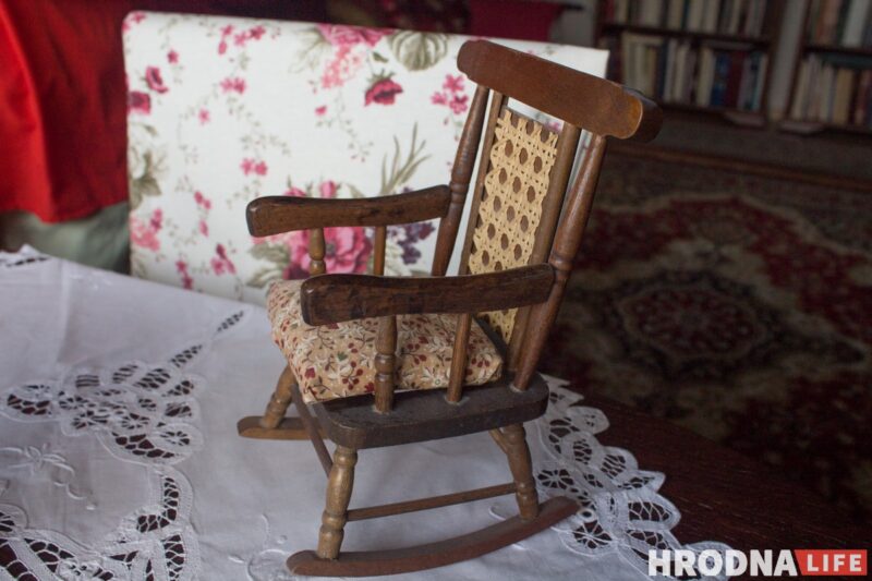 Шкаф из спичечного коробка, а рояль из Китая. Гродненка делает кукольные домики, которые не отличить от настоящих