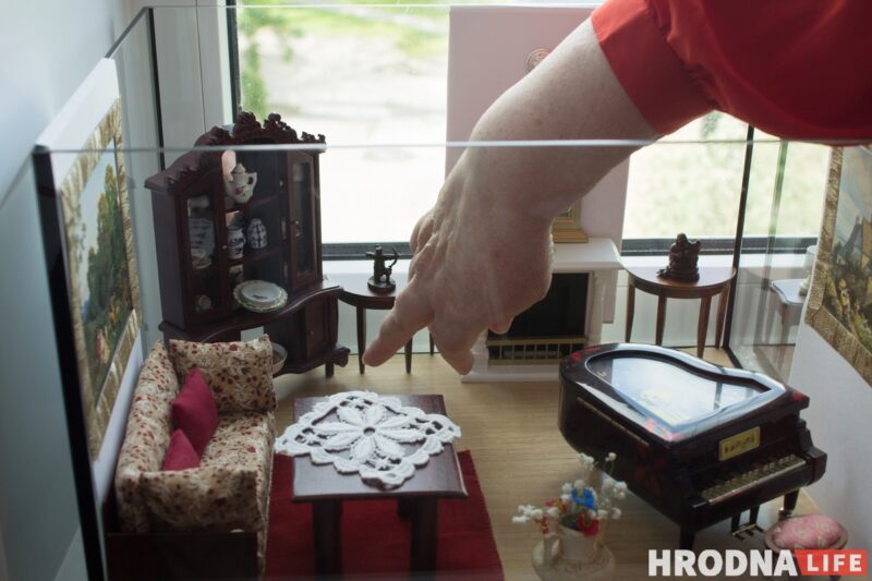 Шкаф из спичечного коробка, а рояль из Китая. Гродненка делает кукольные домики, которые не отличить от настоящих