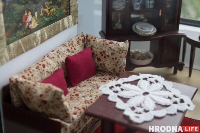 Шкаф из спичечного коробка, а рояль из Китая. Гродненка делает кукольные домики, которые не отличить от настоящих