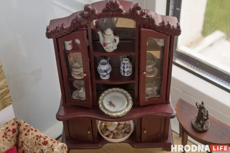 Шкаф из спичечного коробка, а рояль из Китая. Гродненка делает кукольные домики, которые не отличить от настоящих