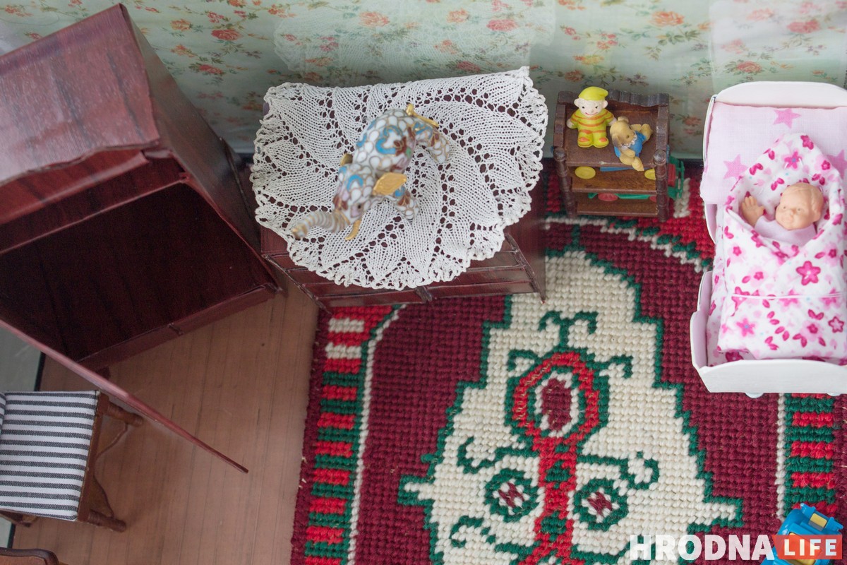 Шкаф из спичечного коробка, а рояль из Китая. Гродненка делает кукольные домики, которые не отличить от настоящих
