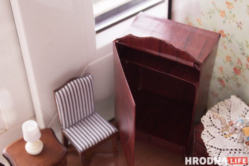 Шкаф из спичечного коробка, а рояль из Китая. Гродненка делает кукольные домики, которые не отличить от настоящих