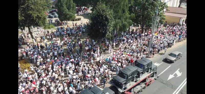 "Героі не паміраюць". Как белорусы скорбят о Витольде Ашурке