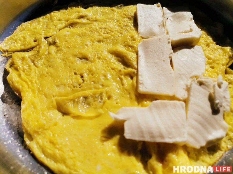 Готовь быстро, ешь медленно. Омлет с творожным сыром для воскресного завтрака