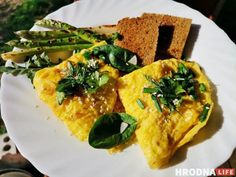 Готовь быстро, ешь медленно. Омлет с творожным сыром для воскресного завтрака