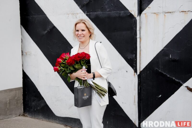 «Настоящая свадьба будет на свободе». Валерия Латош из Гродно рассказала, как это – расписаться в тюрьме с политзаключенным замуж за политзаключенного/ На свадебных фотографиях Валерии Латош и Михаила Юдина - только невеста. жених в тюрьме. Там фотографировать нельзя