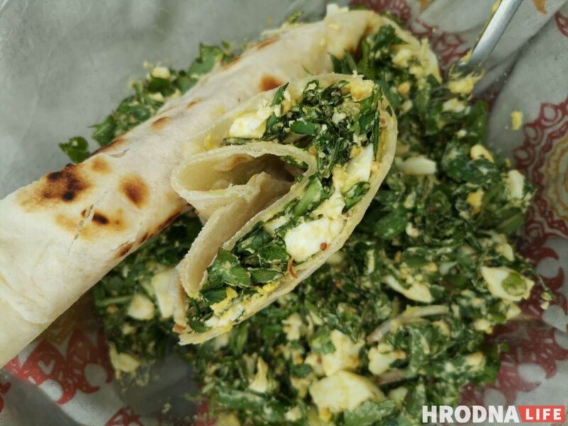 Готовь быстро, ешь медленно. Салат из дикоросов и домашний лаваш для воскресного завтрака