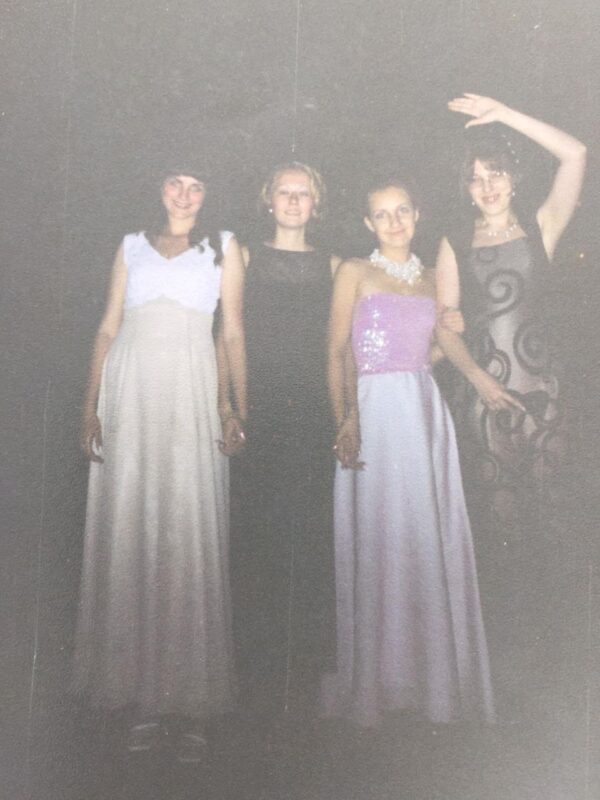 От белых воротничков до гламурных шпилек. Как модничали гродненские выпускники от 1950-х до наших дней