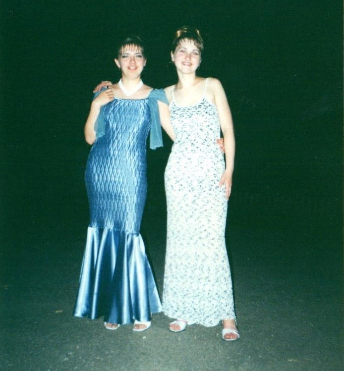 От белых воротничков до гламурных шпилек. Как модничали гродненские выпускники от 1950-х до наших дней