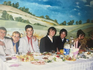 От белых воротничков до гламурных шпилек. Как модничали гродненские выпускники от 1950-х до наших дней школьный выпускной 2005