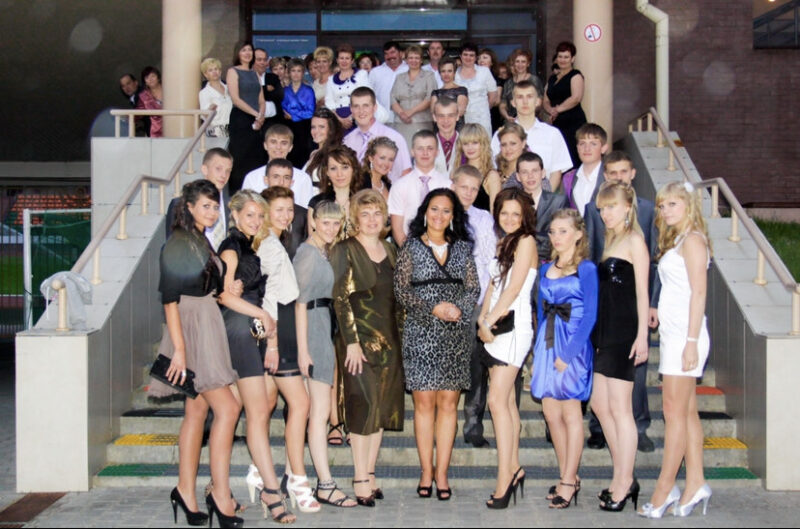 От белых воротничков до гламурных шпилек. Как модничали гродненские выпускники от 1950-х до наших дней