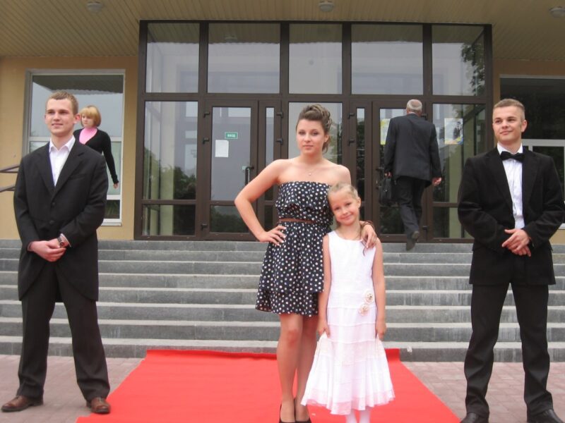 От белых воротничков до гламурных шпилек. Как модничали гродненские выпускники от 1950-х до наших дней