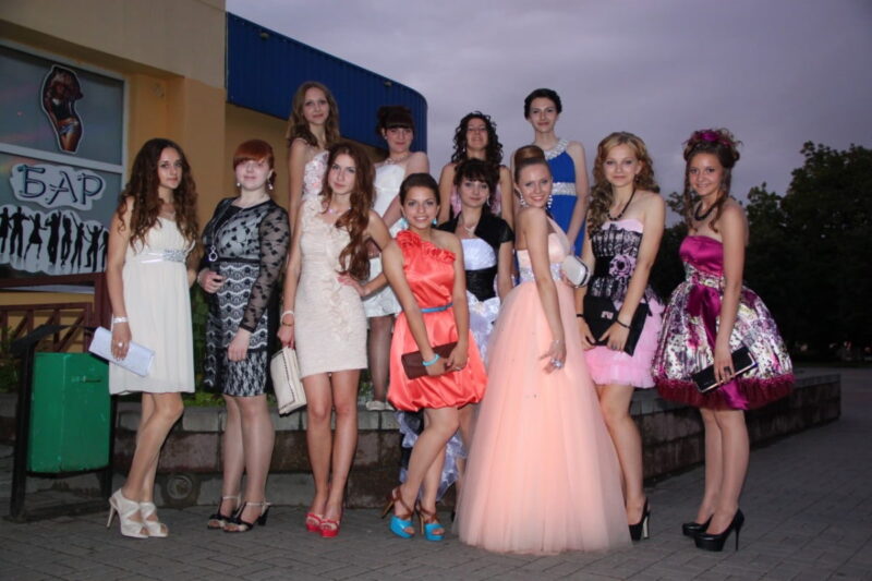 От белых воротничков до гламурных шпилек. Как модничали гродненские выпускники от 1950-х до наших дней