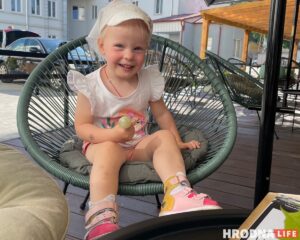 Легкая одежда,чистая вода и полезная еда. Как помочь ребенку перенести жару