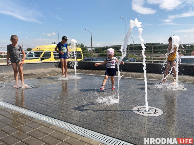 Легкая одежда,чистая вода и полезная еда. Как помочь ребенку перенести жару