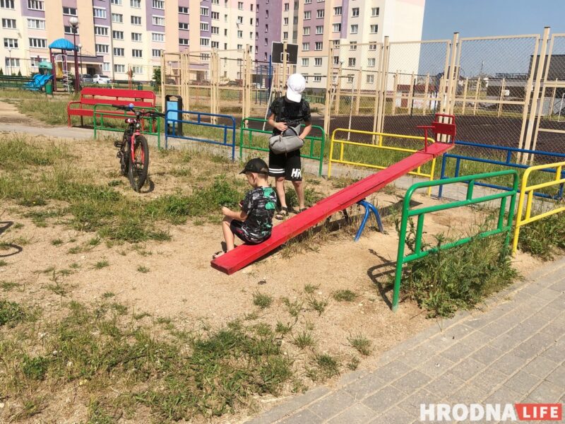 Легкая одежда,чистая вода и полезная еда. Как помочь ребенку перенести жару