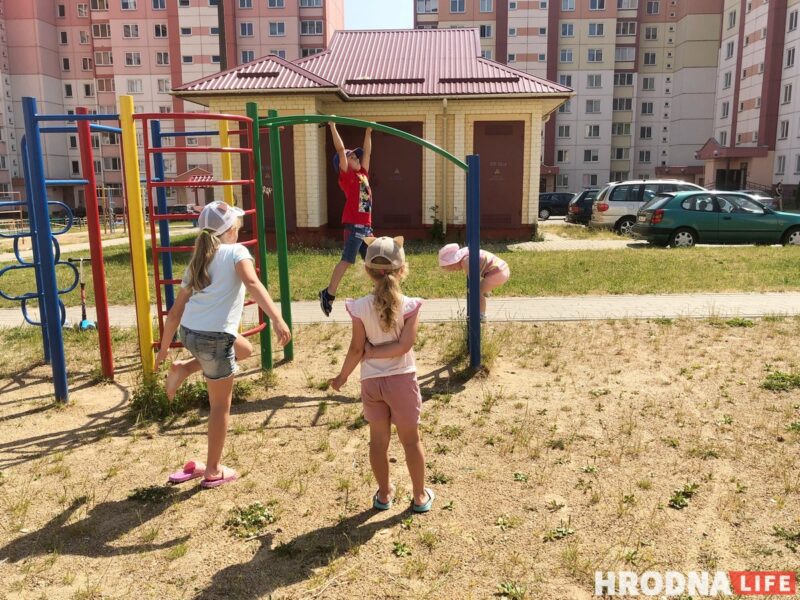 Легкая одежда,чистая вода и полезная еда. Как помочь ребенку перенести жару