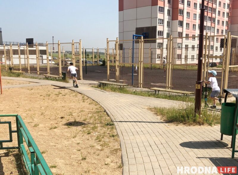 Легкая одежда,чистая вода и полезная еда. Как помочь ребенку перенести жару