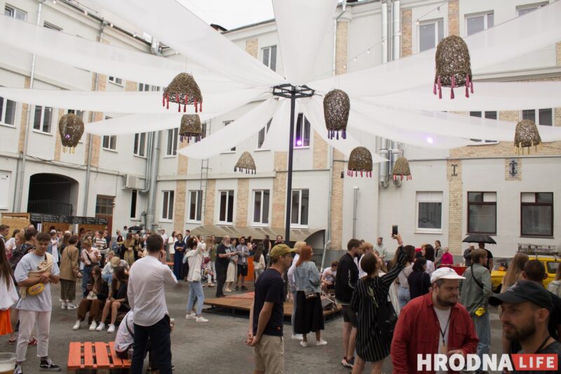 Колоски, диджеи и "водопой". В дворике на Мостовой открыли сезон летних вечеринок