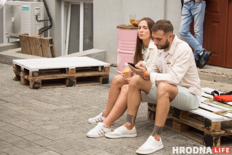 Колоски, диджеи и "водопой". В дворике на Мостовой открыли сезон летних вечеринок