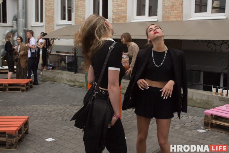 Колоски, диджеи и "водопой". В дворике на Мостовой открыли сезон летних вечеринок