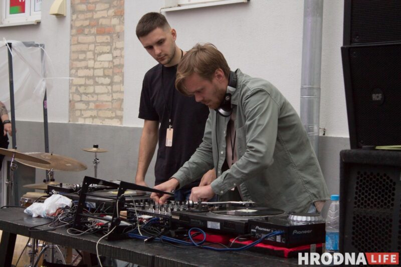 Колоски, диджеи и "водопой". В дворике на Мостовой открыли сезон летних вечеринок