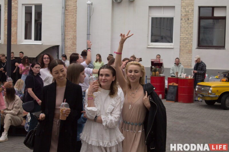 Колоски, диджеи и "водопой". В дворике на Мостовой открыли сезон летних вечеринок