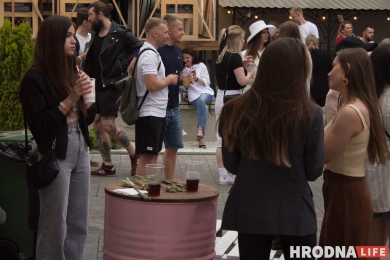 Колоски, диджеи и "водопой". В дворике на Мостовой открыли сезон летних вечеринок