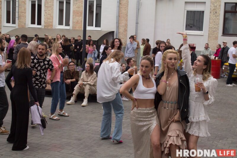 Колоски, диджеи и "водопой". В дворике на Мостовой открыли сезон летних вечеринок