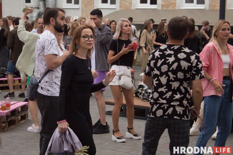 Колоски, диджеи и "водопой". В дворике на Мостовой открыли сезон летних вечеринок