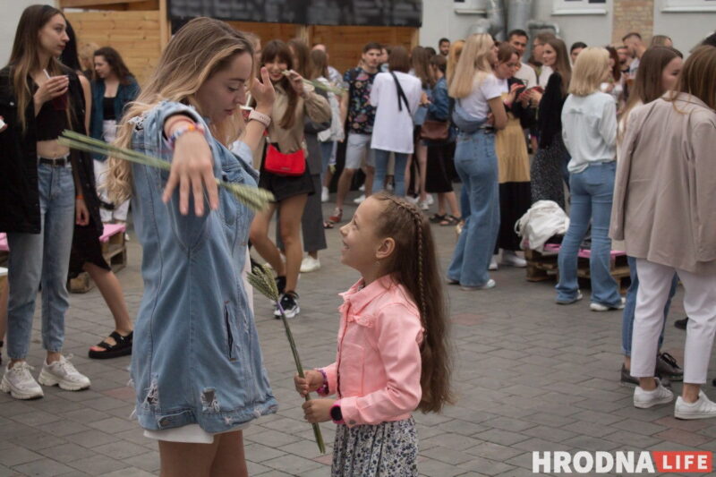 Колоски, диджеи и "водопой". В дворике на Мостовой открыли сезон летних вечеринок