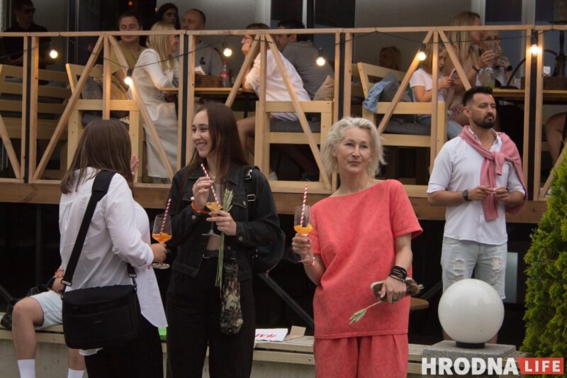 Колоски, диджеи и "водопой". В дворике на Мостовой открыли сезон летних вечеринок