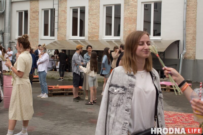 Колоски, диджеи и "водопой". В дворике на Мостовой открыли сезон летних вечеринок