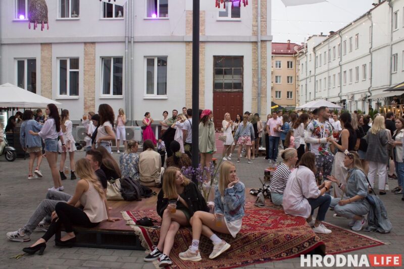 Колоски, диджеи и "водопой". В дворике на Мостовой открыли сезон летних вечеринок