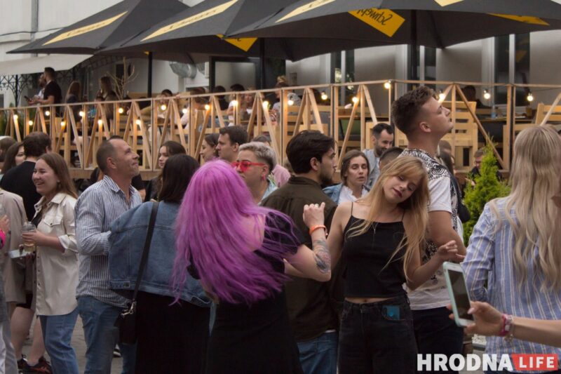 Колоски, диджеи и "водопой". В дворике на Мостовой открыли сезон летних вечеринок