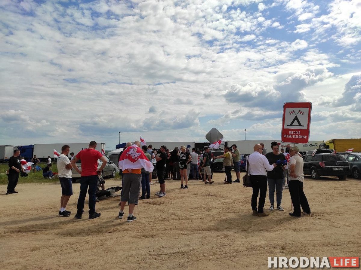 «Вызваліце палітвязняў і адкрыйце мяжы». На польска-беларускай мяжы пачаўся намётавы мітынг