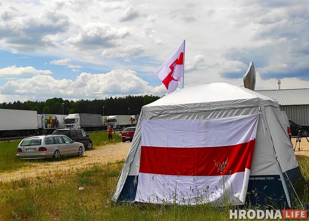 «Вызваліце палітвязняў і адкрыйце мяжы». На польска-беларускай мяжы пачаўся намётавы мітынг
