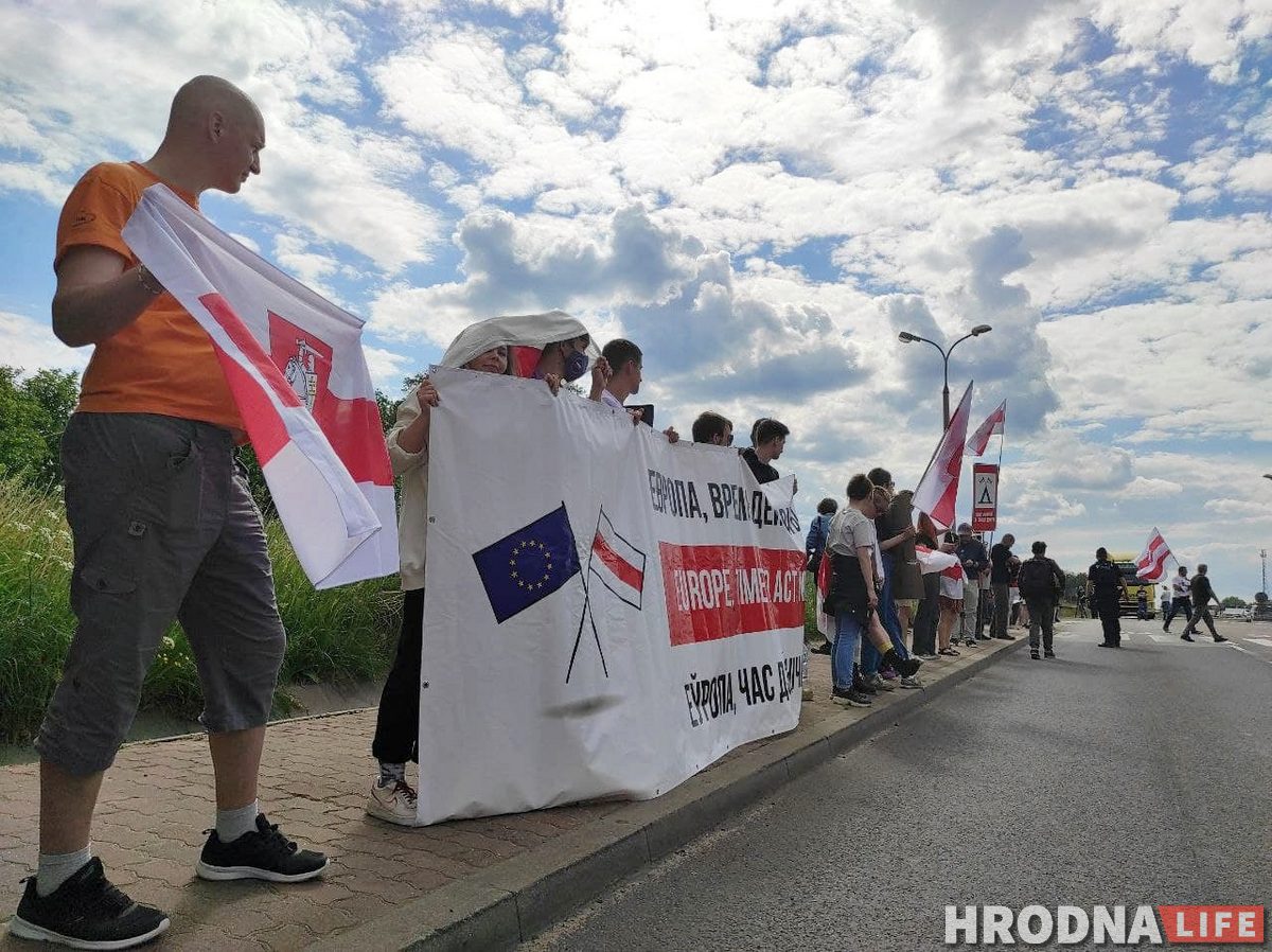 «Вызваліце палітвязняў і адкрыйце мяжы». На польска-беларускай мяжы пачаўся намётавы мітынг
