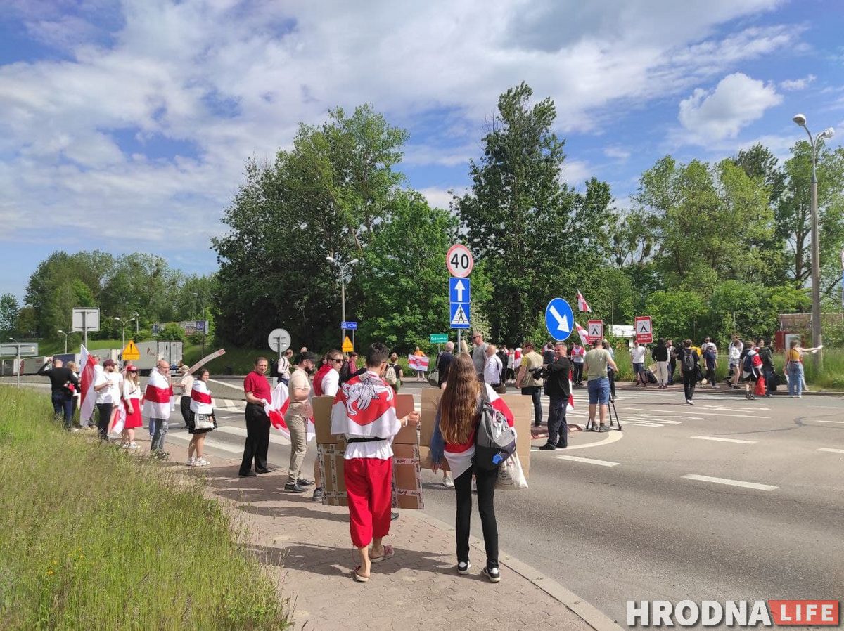 «Вызваліце палітвязняў і адкрыйце мяжы». На польска-беларускай мяжы пачаўся намётавы мітынг