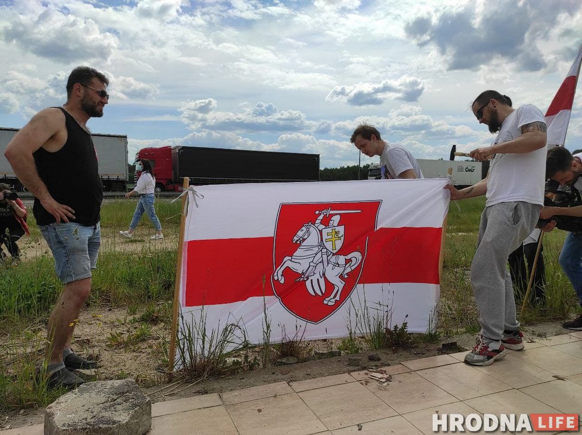 «Вызваліце палітвязняў і адкрыйце мяжы». На польска-беларускай мяжы пачаўся намётавы мітынг