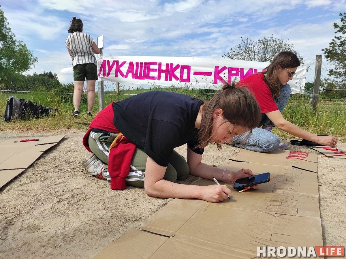 «Вызваліце палітвязняў і адкрыйце мяжы». На польска-беларускай мяжы пачаўся намётавы мітынг