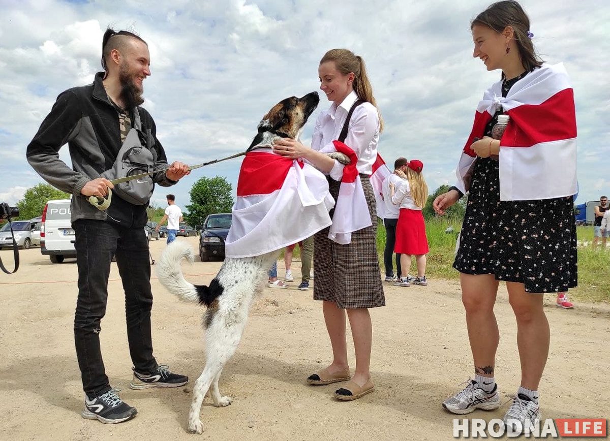 «Вызваліце палітвязняў і адкрыйце мяжы». На польска-беларускай мяжы пачаўся намётавы мітынг